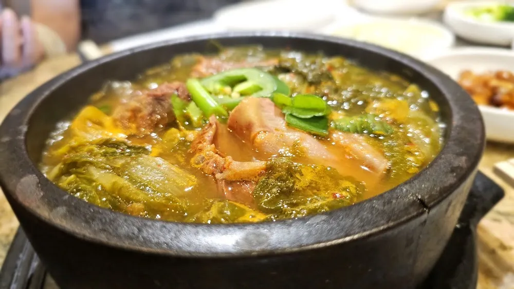 우거지갈비탕 Dried Cabbage Beef Soup